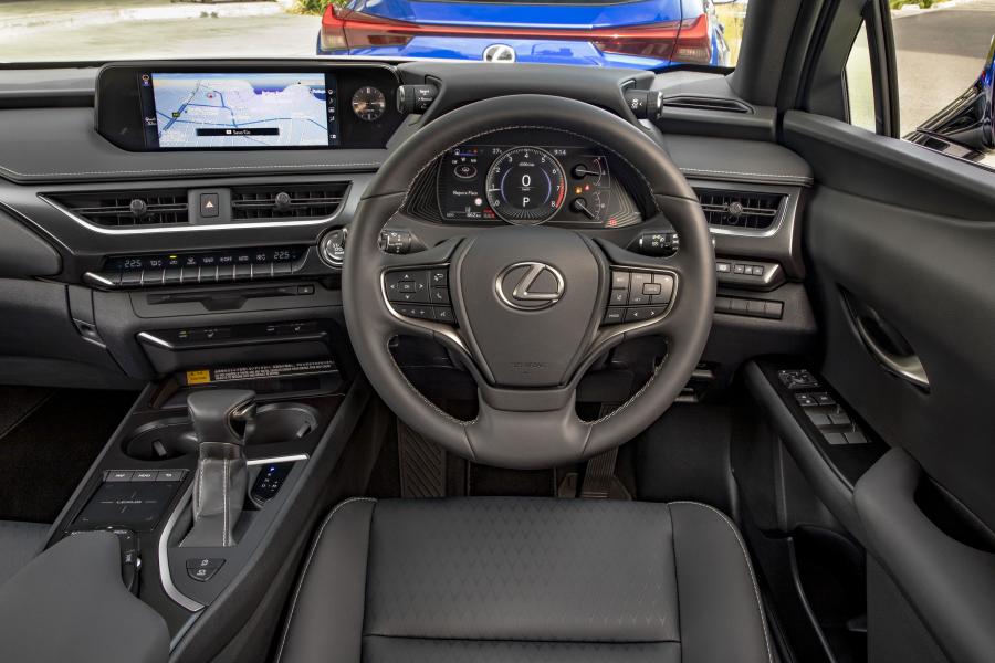 Торпедо Lexus UX200 2019 года  (AU) (фото 3 из 8)